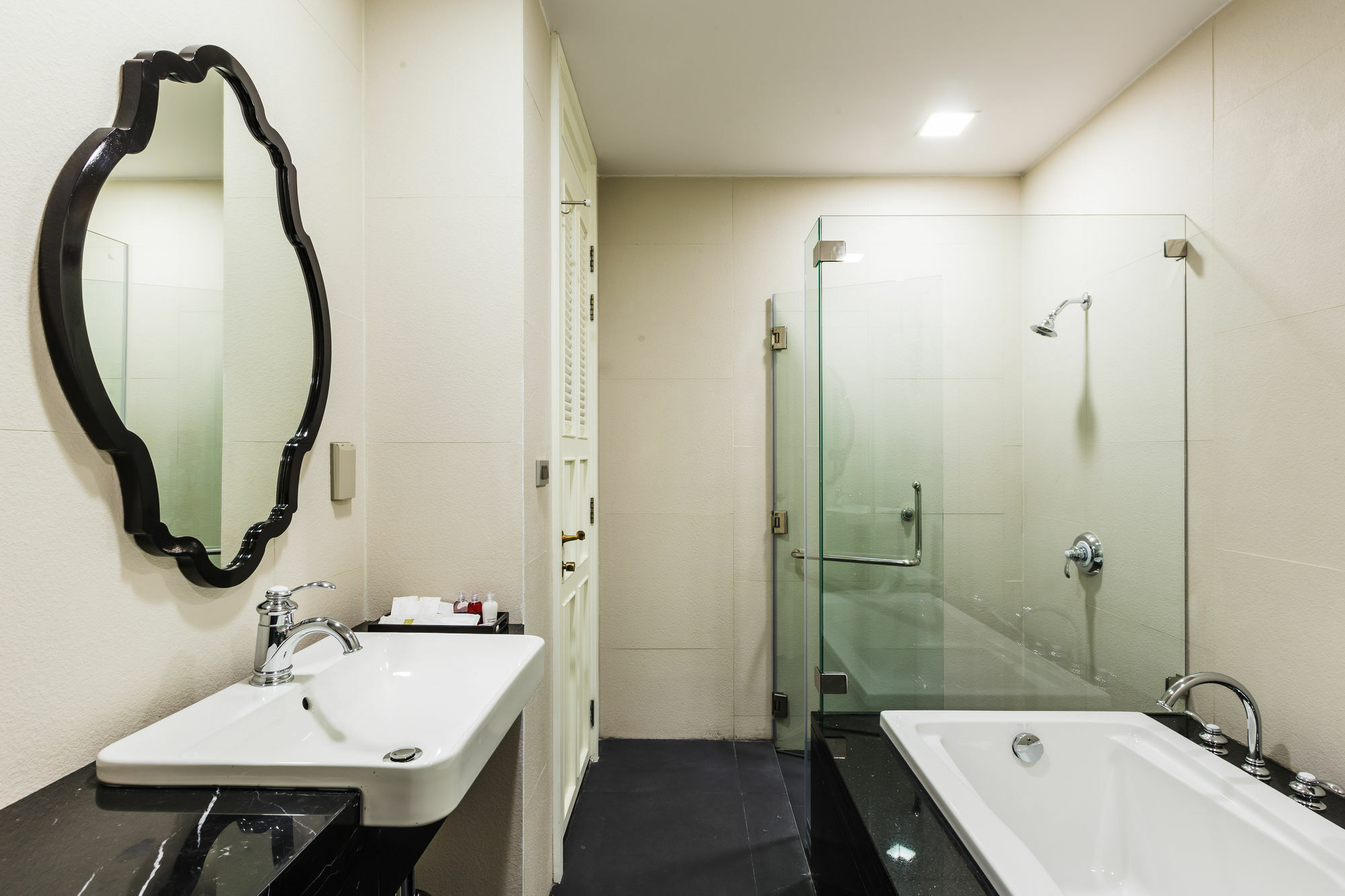 The Fah Silom Hotel Bangkok Ngoại thất bức ảnh