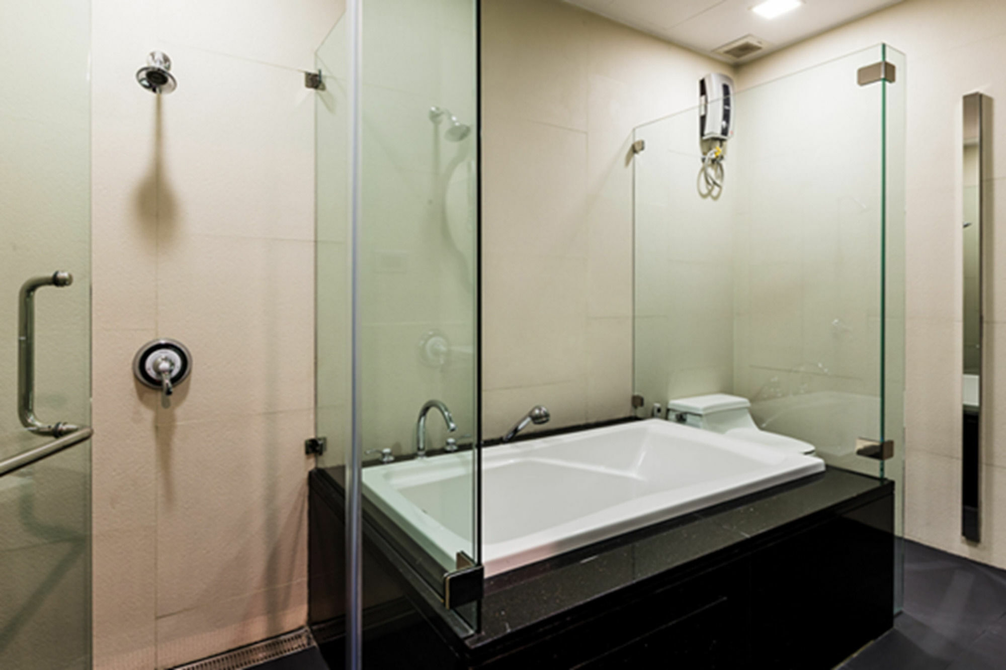 The Fah Silom Hotel Bangkok Ngoại thất bức ảnh